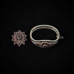 1447 7334 Armring & brosch